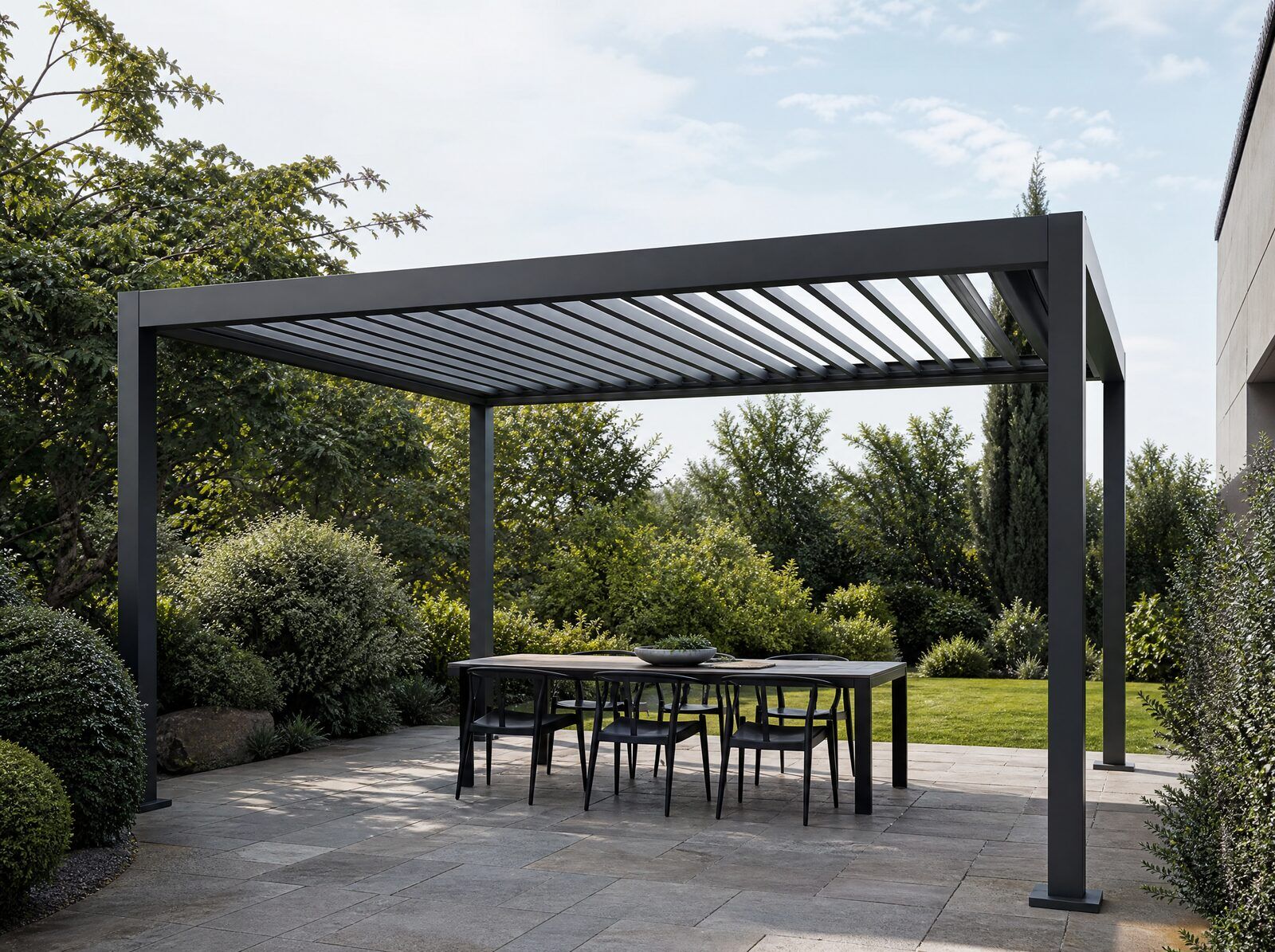 Bioklimatická pergola VERDI s naklápacími lamelami nad terasou